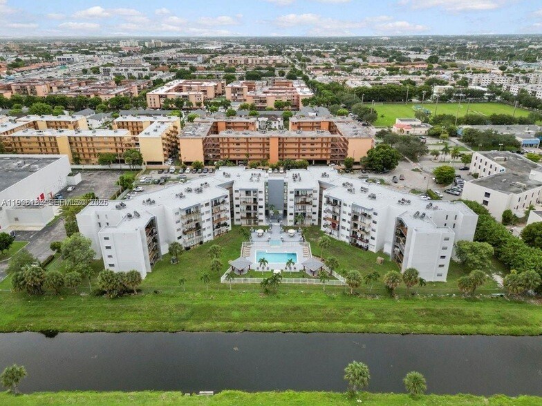 1820 W 53rd St in Hialeah, FL - Foto de edificio