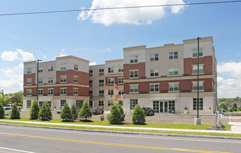 Cayuga View Luxury Living in Ithaca, NY - Foto de edificio - Building Photo