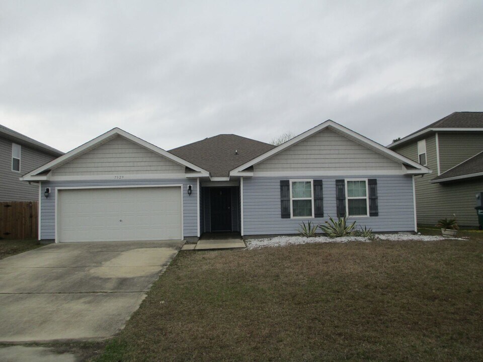 7329 Port Pl St in Southport, FL - Building Photo