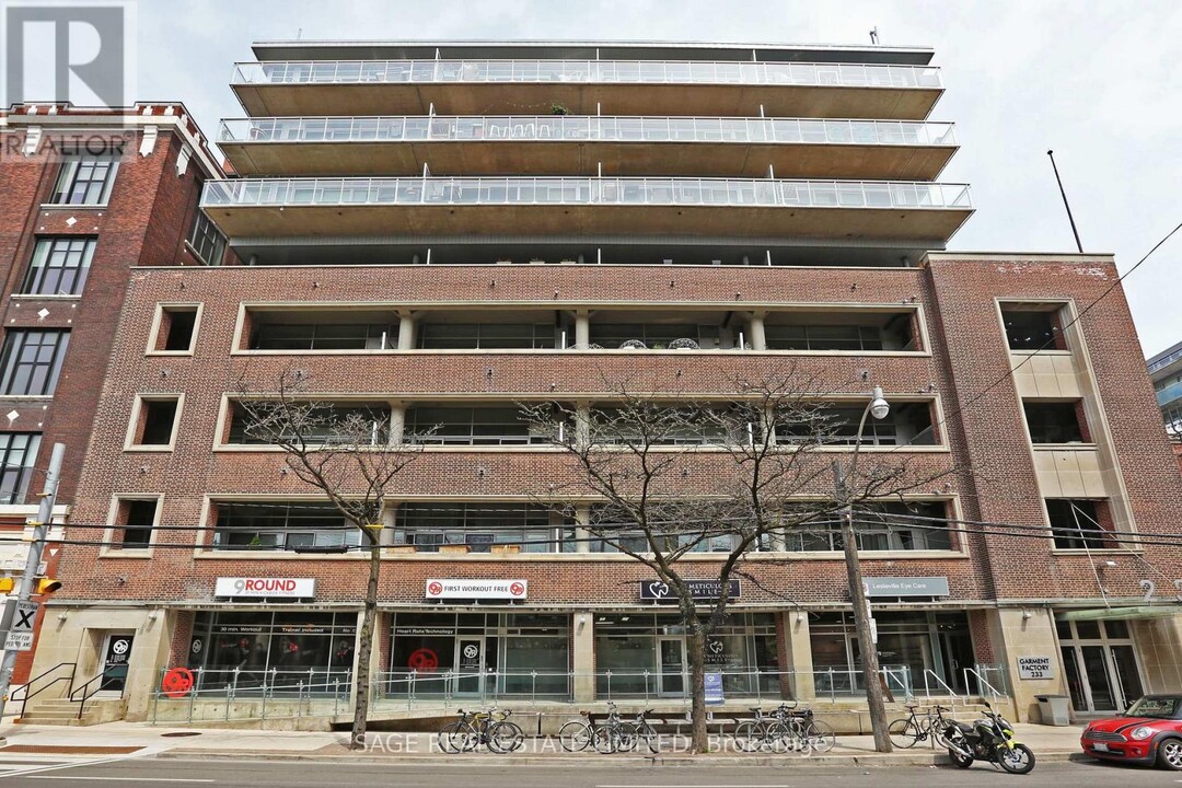 233 Carlaw Ave in Toronto, ON - Building Photo