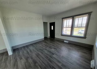 2421 E 4th St in Waterloo, IA - Building Photo - Building Photo