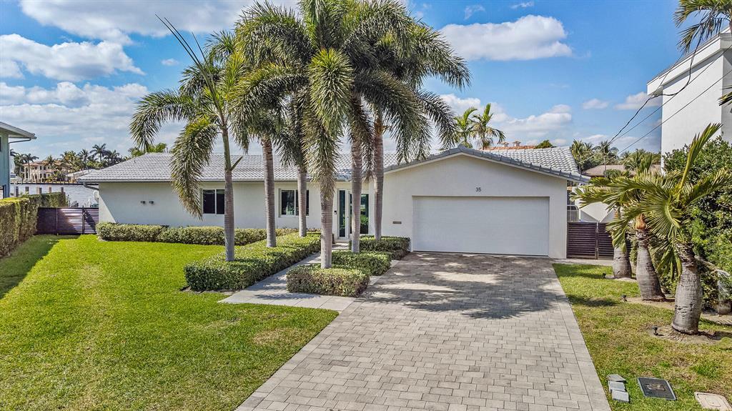 35 Castle Harbor Is in Fort Lauderdale, FL - Building Photo