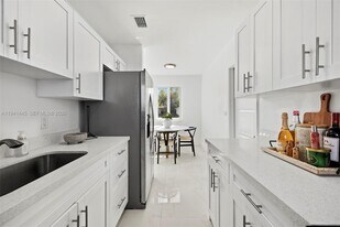 10750 SW 43rd Ln in Miami, FL - Building Photo