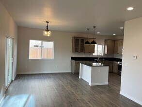 551 Nicholas Lee Dr in Medford, OR - Building Photo - Building Photo