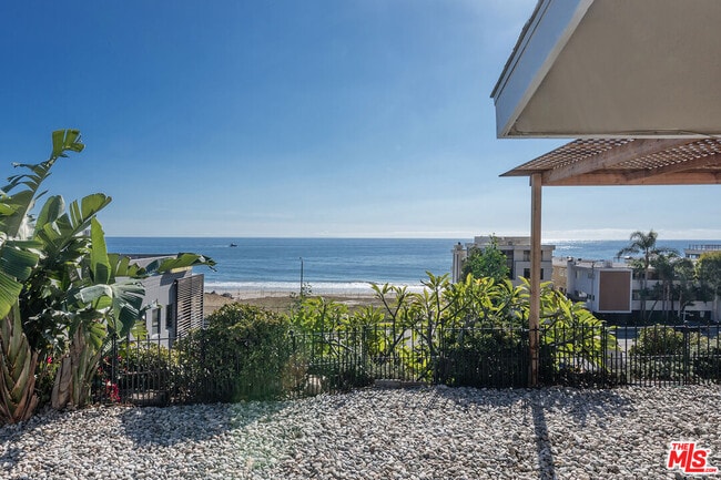 22609 Pacific Coast Hwy in Malibu, CA - Building Photo - Building Photo
