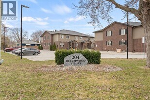 204 Beechwood Dr in Lakeshore, ON - Building Photo