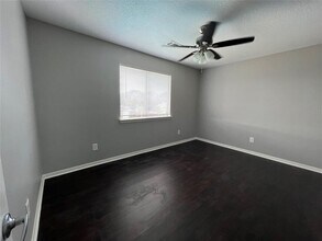 7931 Catalpa St in Texas City, TX - Foto de edificio - Building Photo