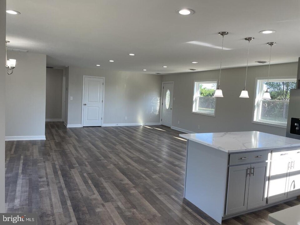 1213 Old Love Point Rd in Stevensville, MD - Building Photo