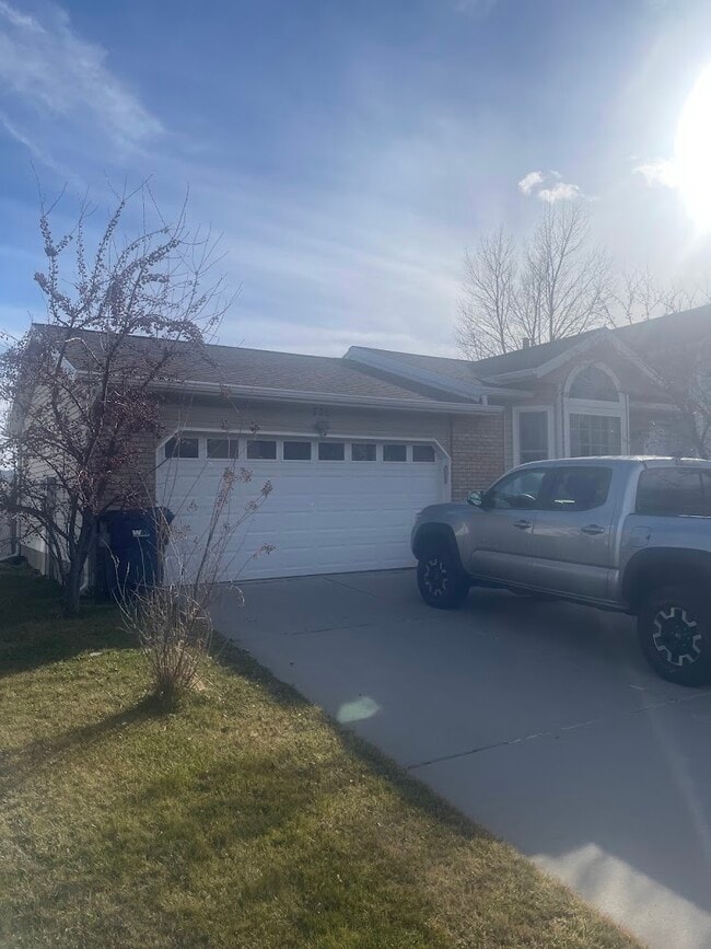 758 E New England Dr in Sandy, UT - Building Photo - Building Photo