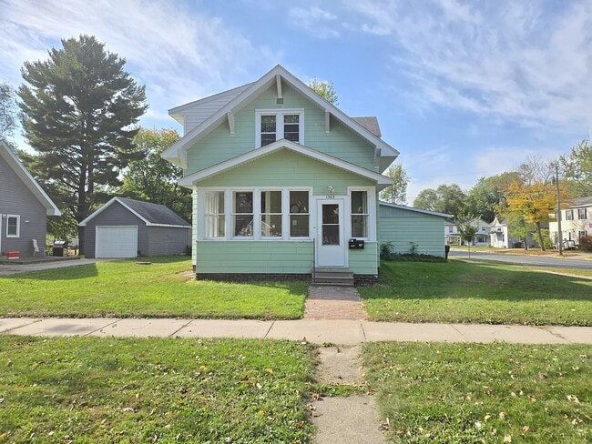 1303 8th St E, Unit 2 in Menomonie, WI - Foto de edificio - Building Photo