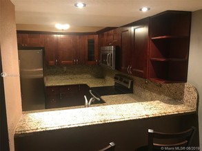 210 W 68th St-Unit -216 in Hialeah, FL - Foto de edificio - Building Photo