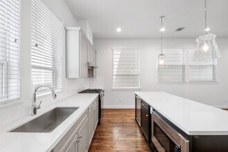 2737 Clinton Dr in Houston, TX - Building Photo - Building Photo