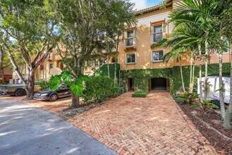 6204 Paradise Point Dr in Palmetto Bay, FL - Building Photo - Building Photo