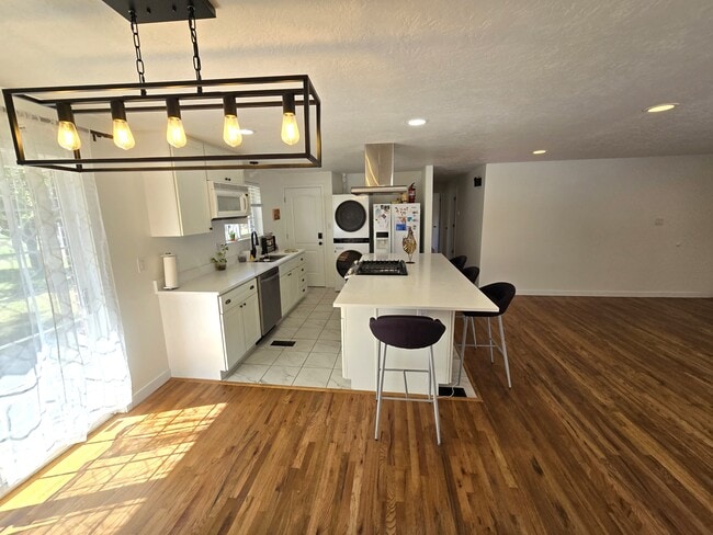 9910 S Sego Lily Dr in Sandy, UT - Foto de edificio - Building Photo