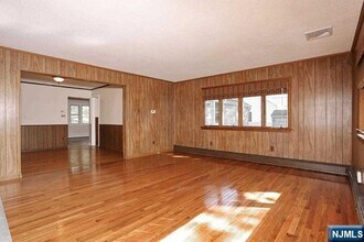 128 Concord St in New Milford, NJ - Foto de edificio - Building Photo