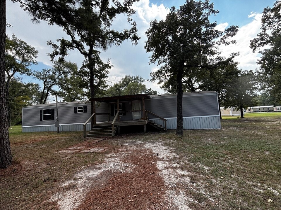 10 S Walnut Lake Dr in Huntsville, TX - Building Photo