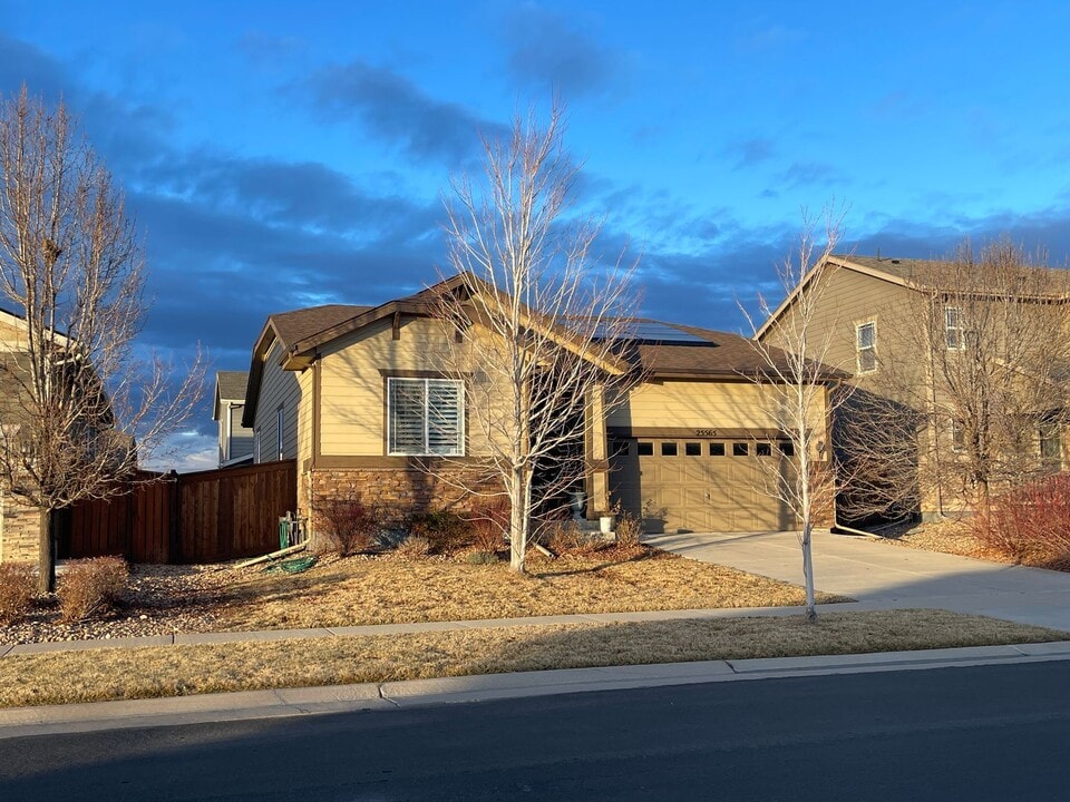 25565 E Maple Pl in Aurora, CO - Building Photo