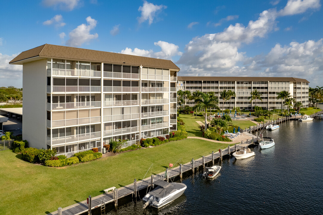 River House Towers in Deerfield Beach, FL - Building Photo