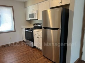 9613 Dennis Dr in Urbandale, IA - Building Photo - Building Photo