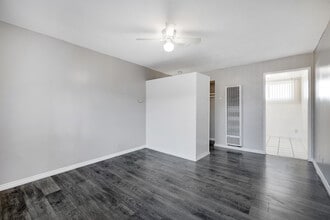 Villa Gardens in Hawthorne, CA - Building Photo - Interior Photo