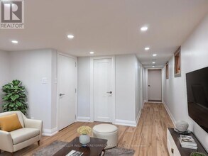 18 Sunset Trail in Toronto, ON - Building Photo - Building Photo