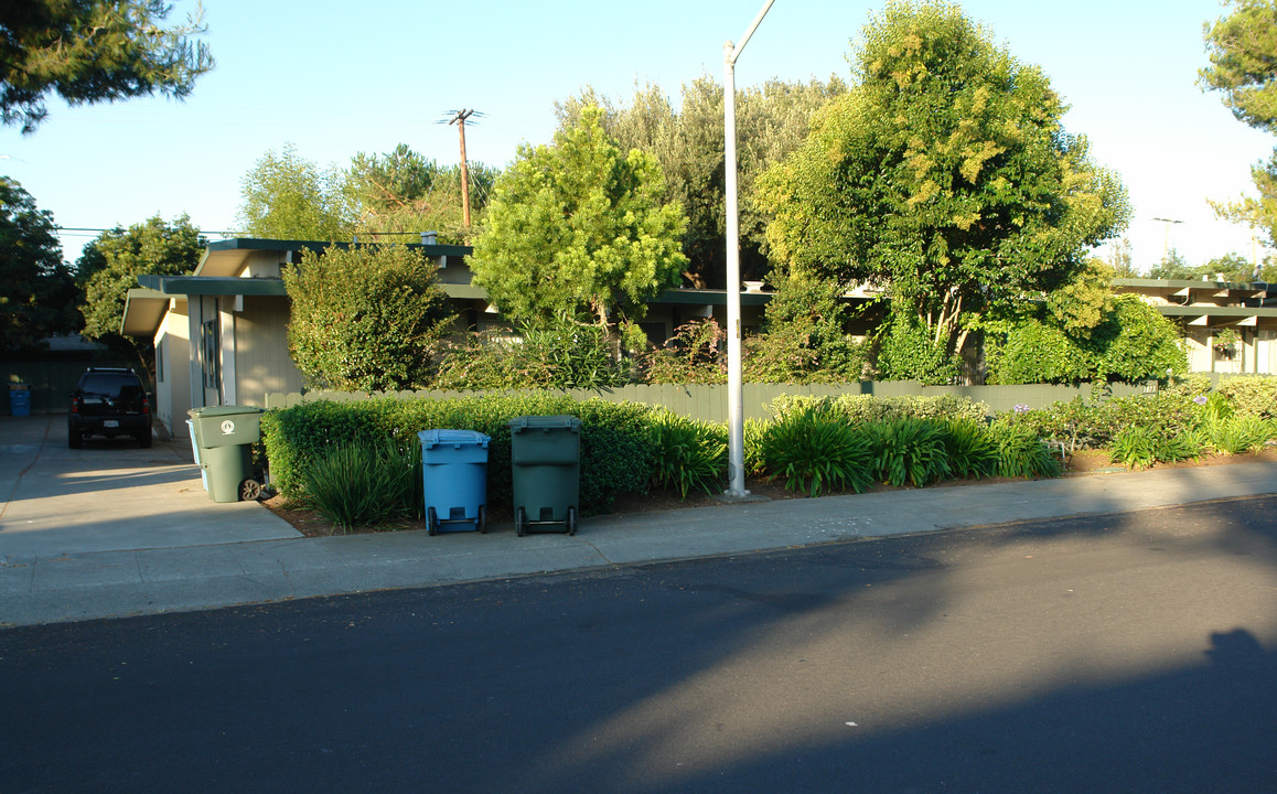 1073 Tanland Dr in Palo Alto, CA - Foto de edificio