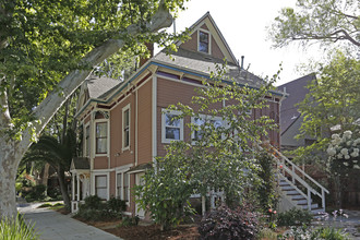 2400 H St in Sacramento, CA - Building Photo - Building Photo