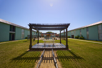 Linda Vista Apartments in Pasadena, TX - Foto de edificio - Building Photo