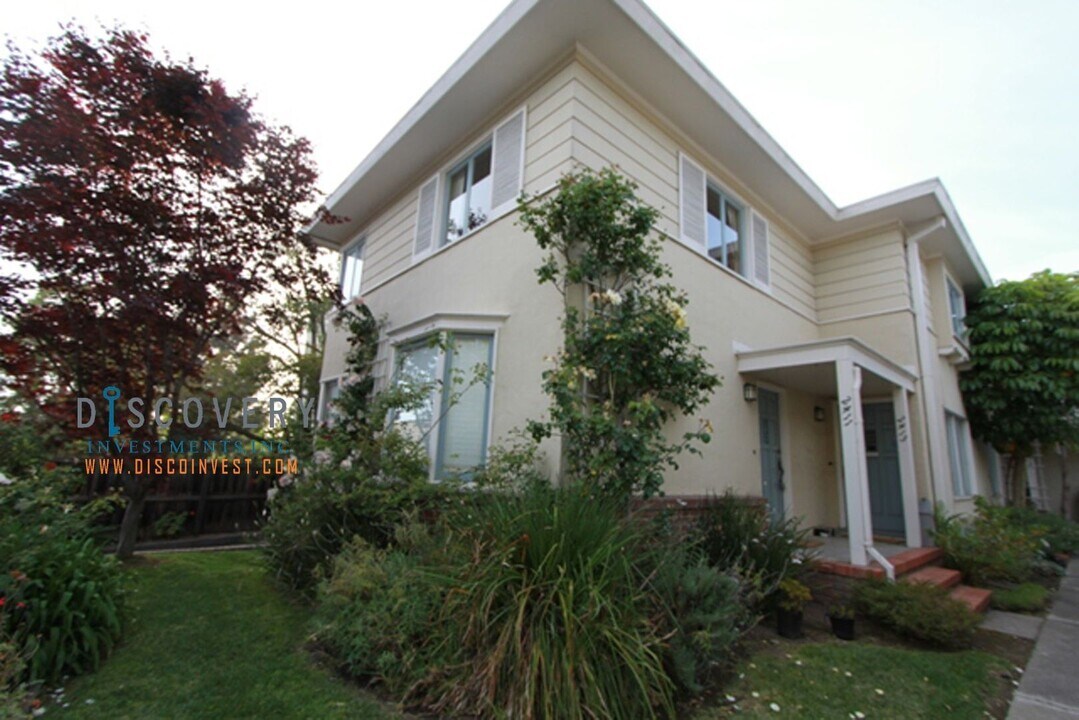 2411 Russell St in Berkeley, CA - Building Photo