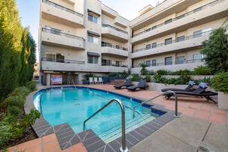 Carlyle Condominiums in Sherman Oaks, CA - Building Photo - Building Photo