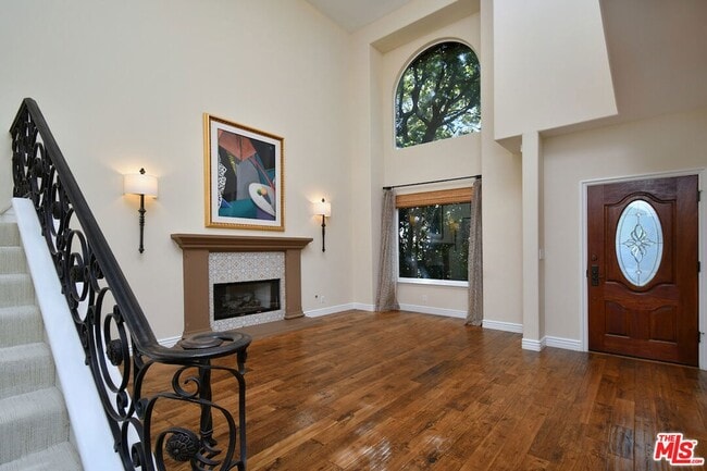 12207 Cantura St in Los Angeles, CA - Foto de edificio - Building Photo