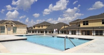 Townes on Tenth in Pflugerville, TX - Foto de edificio - Building Photo