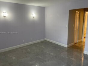 940 NE 199th St-Unit -4J in Miami, FL - Building Photo - Building Photo