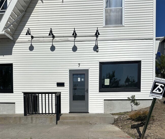 7 Traders Cove in Port Jefferson, NY - Building Photo - Building Photo