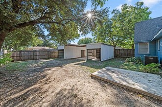 2620 Engle Ave in Dallas, TX - Building Photo - Building Photo