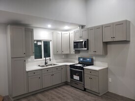 1752 W 82nd St, Unit 1750 w 82nd in Los Angeles, CA - Building Photo