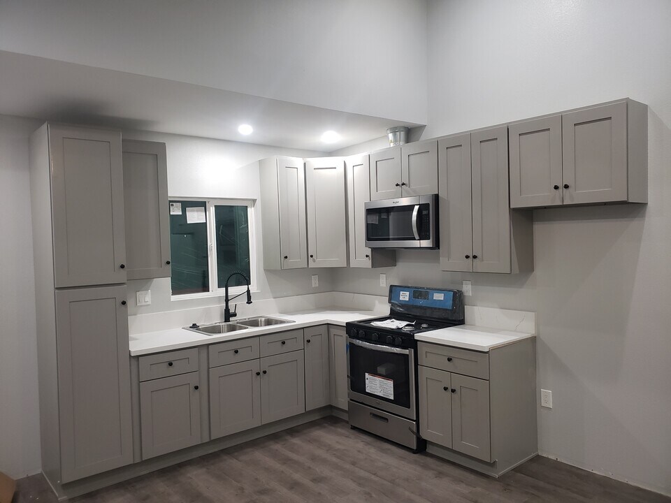 1752 W 82nd St, Unit 1750 w 82nd in Los Angeles, CA - Building Photo