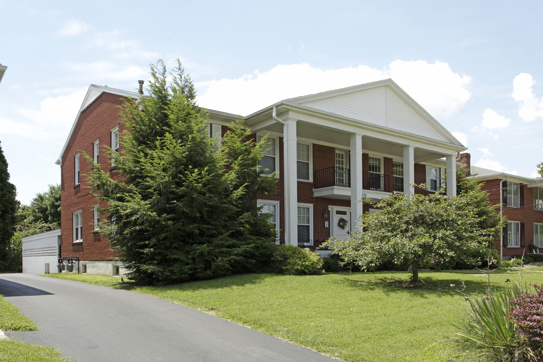 1932 Gardiner Ln in Louisville, KY - Building Photo