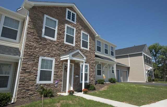 The Encore at Laurel Ridge Townhomes in Harrisburg, PA - Foto de edificio - Building Photo