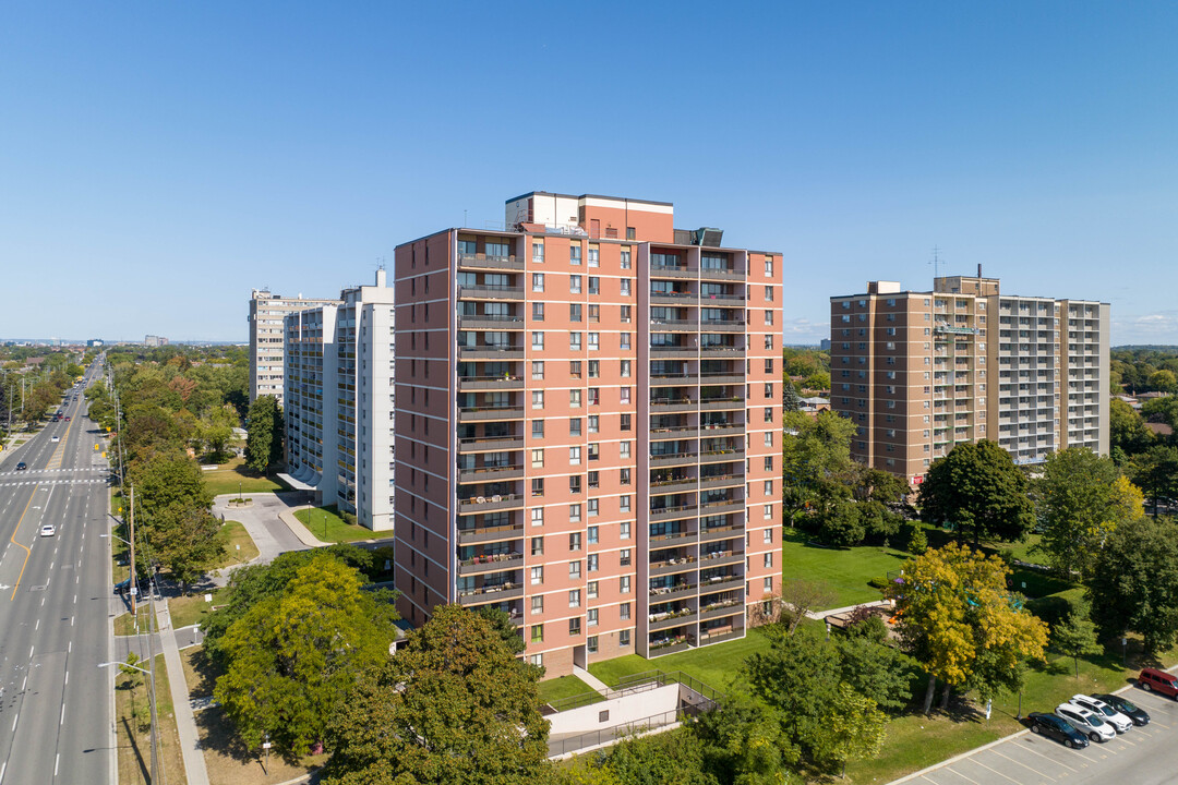 Fairmont Place in Toronto, ON - Building Photo