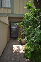900 W Village Ln in Austin, TX - Building Photo