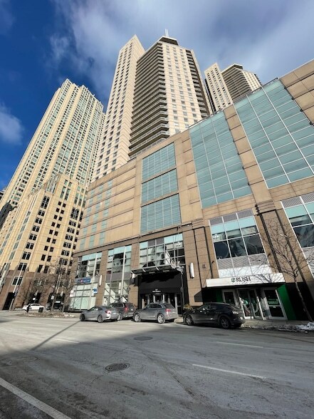 545 N Dearborn St, Unit W2501 in Chicago, IL - Building Photo