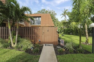 825 Center St in Jupiter, FL - Foto de edificio - Building Photo