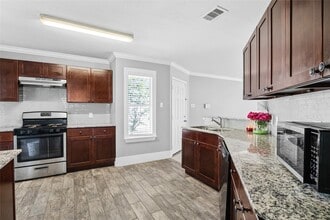 2811 Oakland Brook St in Houston, TX - Foto de edificio - Building Photo