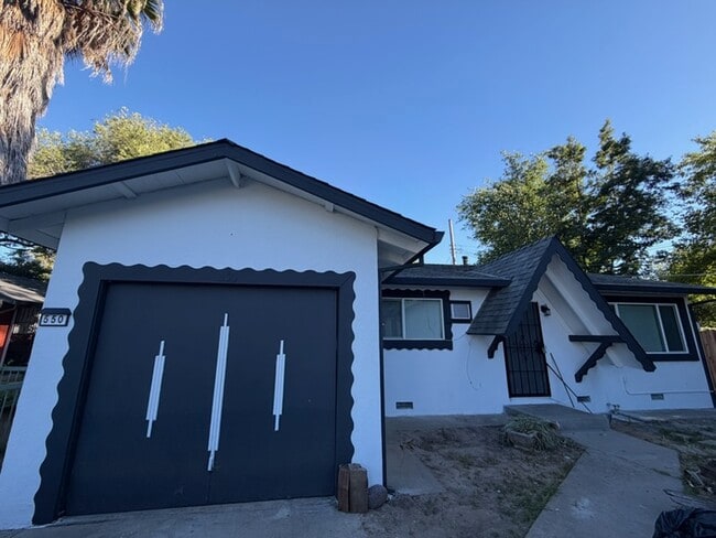 property at 550 Las Palmas Ave