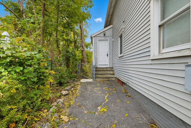 18 East St in New Milford, CT - Foto de edificio - Building Photo
