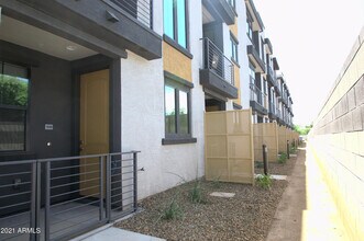 2090 S Dorsey Ln in Tempe, AZ - Foto de edificio - Building Photo