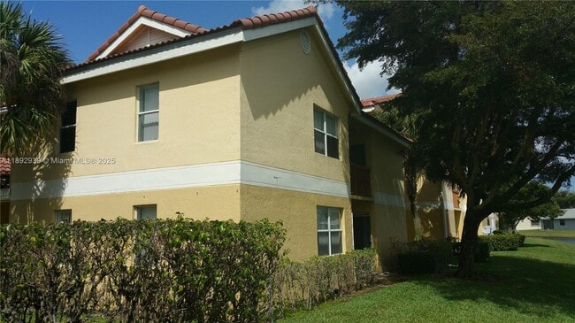 7640 Westwood Dr in Tamarac, FL - Building Photo - Building Photo