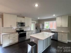 1939 Sandhurst Dr in Charlotte, NC - Foto de edificio - Building Photo