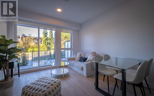 2590 Lonsdale Ave in North Vancouver, BC - Building Photo - Building Photo